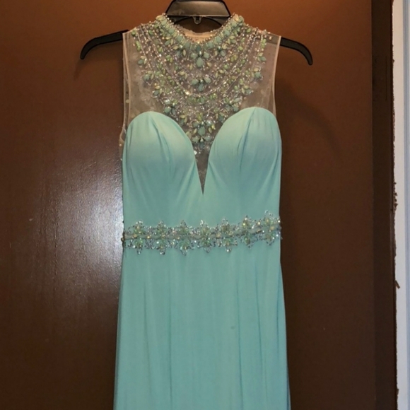 Alyce Paris beautiful beaded gown - Picture 4 of 4